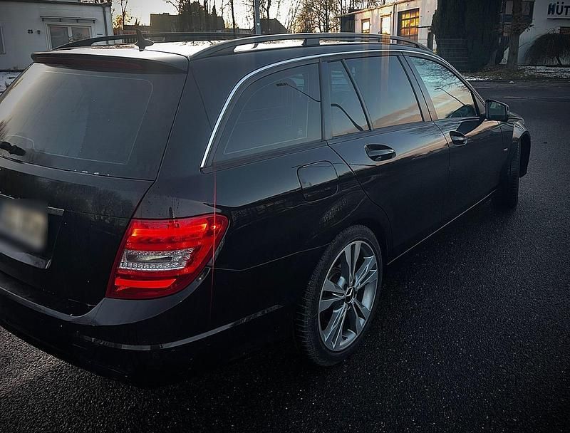 Gebraucht Mercedes C250 204 PS (150 kW) 2011 Schwarz Kombi