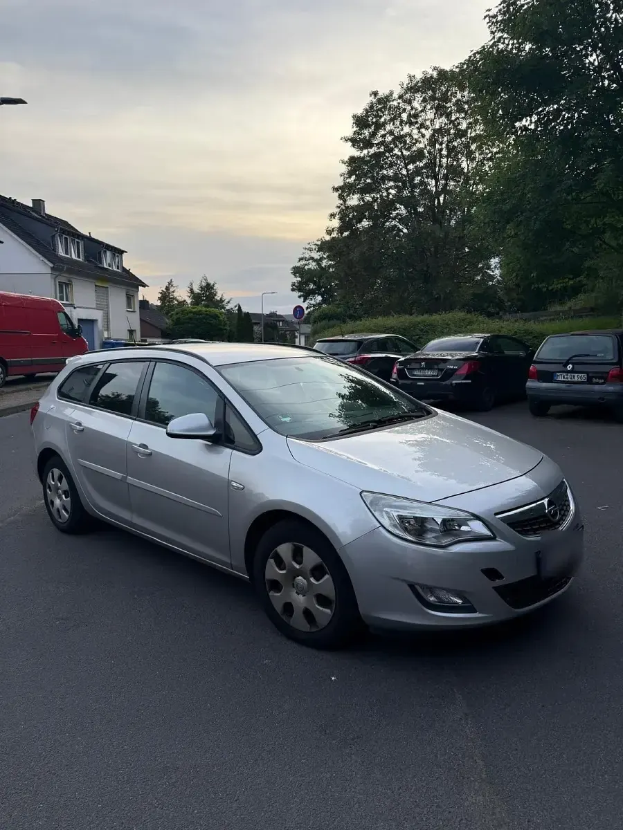 Gebraucht Opel Astra 90 PS (66 kW) 2011 Silber Kombi