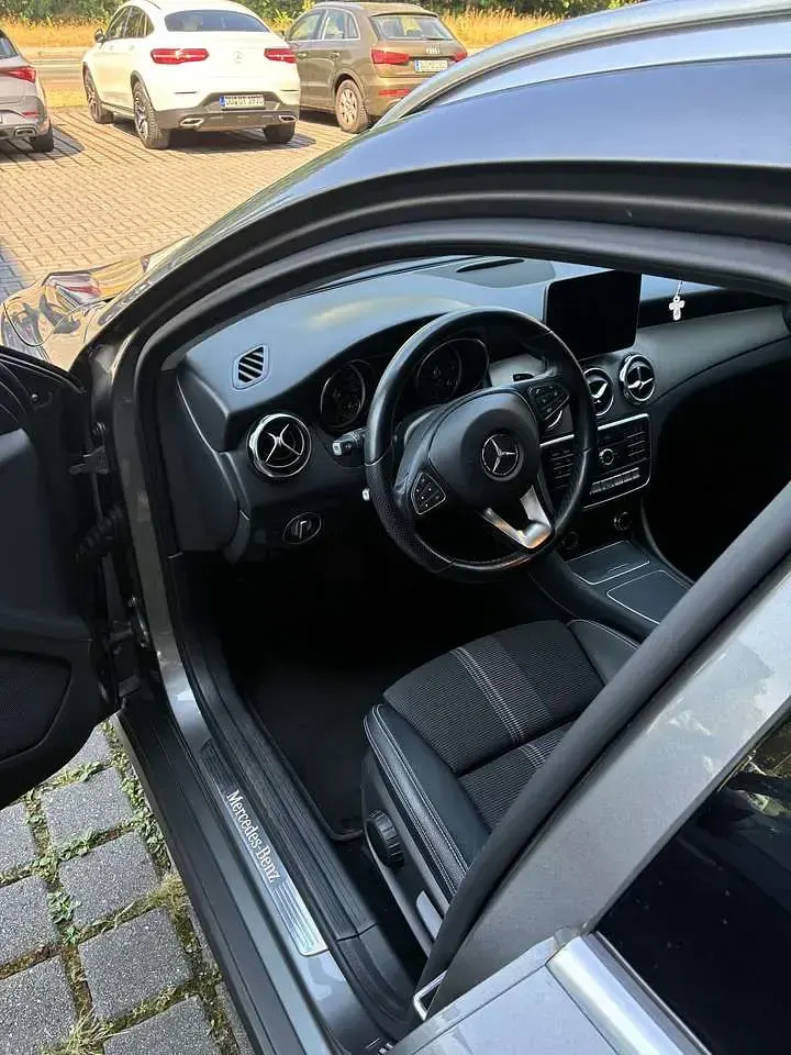 Gebraucht Mercedes GLA180 122 PS (89 kW) 2020 Grau SUV