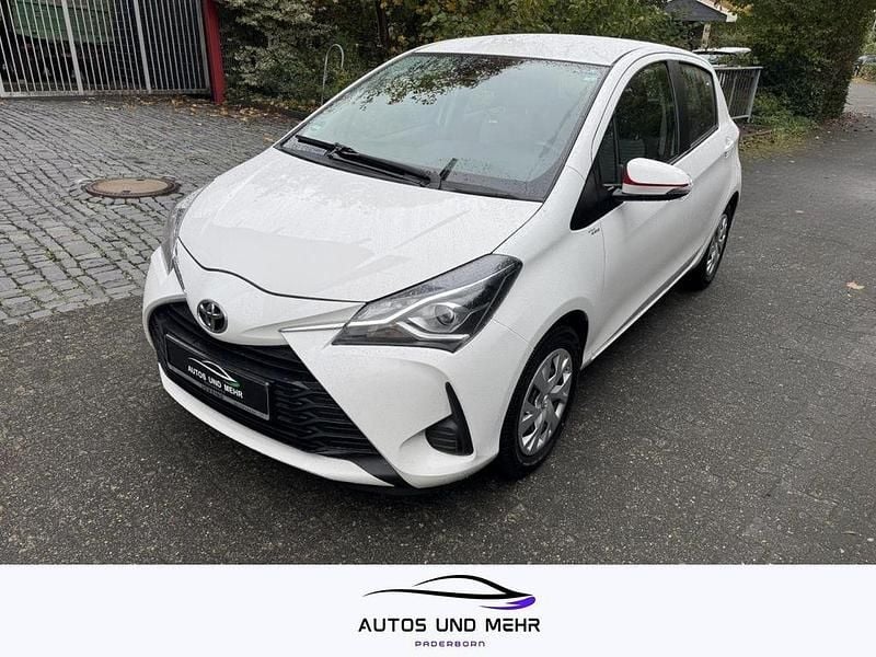Weiß Gebraucht 2019 Toyota Yaris Comfort Limousine | 9.699 € (Superpreis) - Bild 1/4