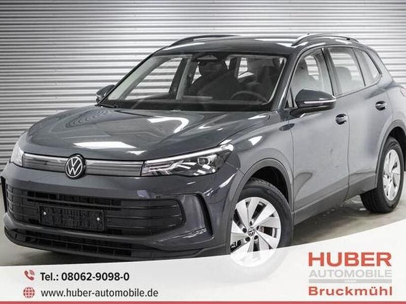 Neu VW Tiguan Basis 131 PS (96 kW) 2026 Grenadillschwarz metallic (0e) SUV