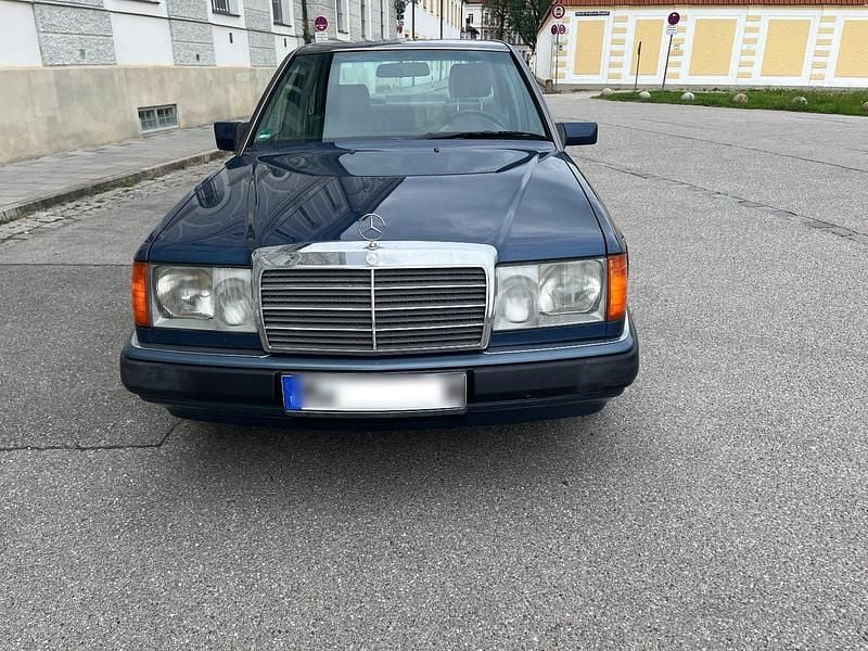 Blau Gebraucht 1992 Mercedes E200 Limousine | 11.500 € - Bild 1/4