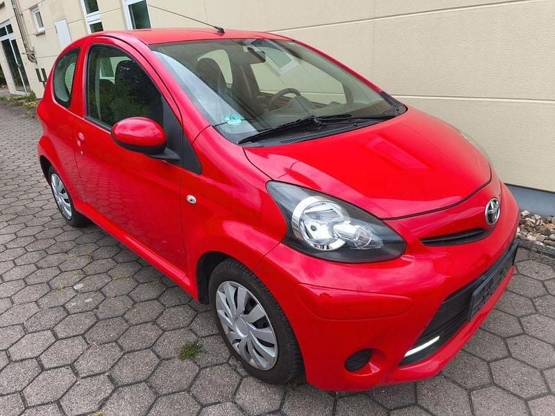 Rot Gebraucht 2012 Toyota Aygo Kleinwagen | 2.997 € (Guter Preis) - Bild 1/4