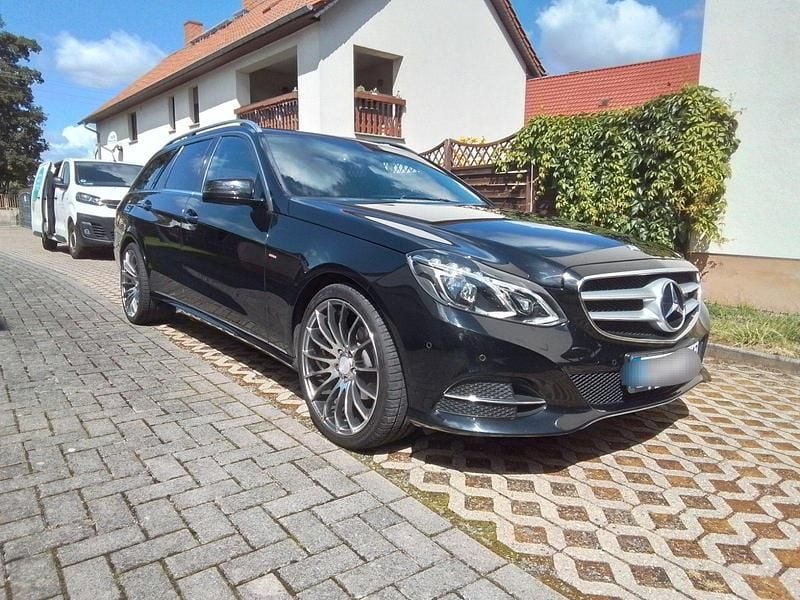 Schwarz Gebraucht 2014 Mercedes E200 Avantgarde Kombi | 16.900 € (Fairer Preis) - Bild 1/4