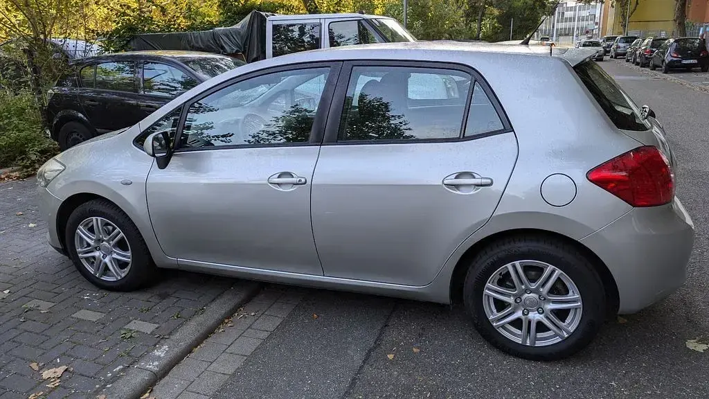 Gebraucht Toyota Auris 97 PS (71 kW) 2009 Silber Kleinwagen
