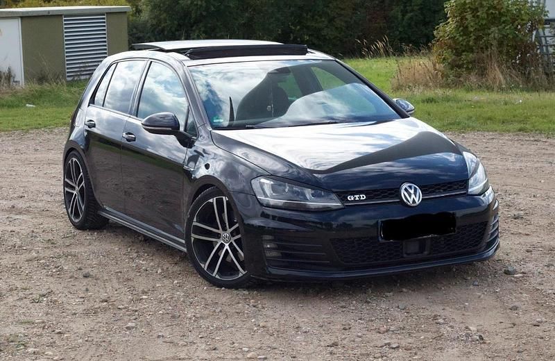 Schwarz Gebraucht 2014 VW Golf VII Limousine | 14.499 € - Bild 1/4