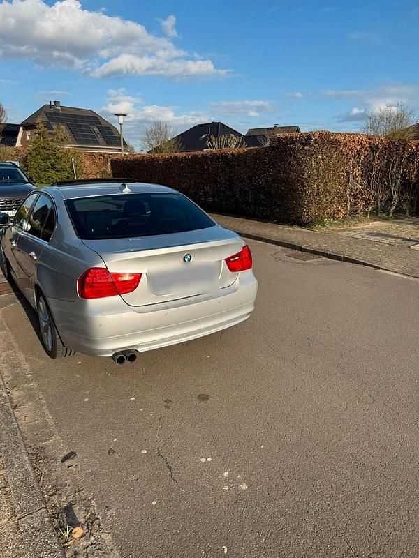 Gebraucht BMW 325 218 PS (160 kW) 2010 Silber Limousine