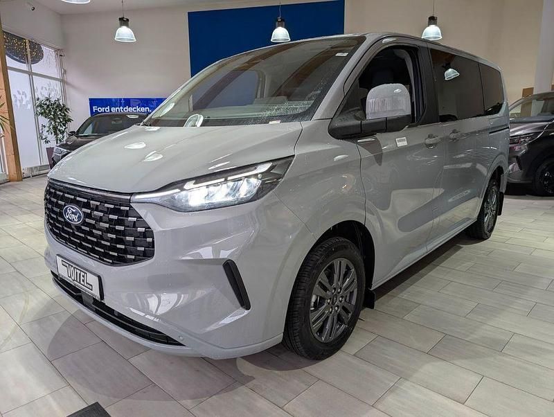 Grau Neu 2025 Ford Tourneo Titanium Van / Kleinbus | 45.220 € (Superpreis) - Bild 1/4