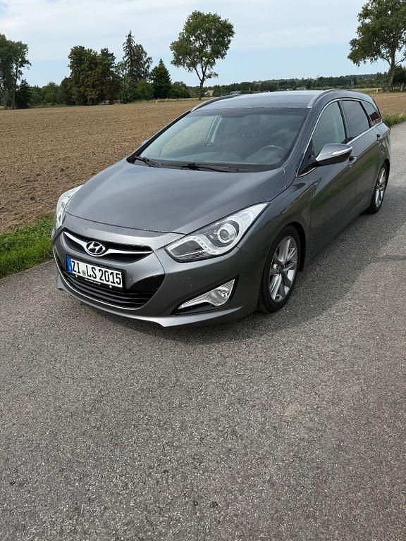 Grau Gebraucht 2011 Hyundai i40 Premium Kombi | 4.990 € (Guter Preis) - Bild 1/4