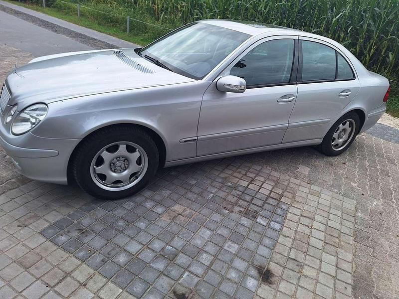 Gebraucht Mercedes E200 Classic 163 PS (119 kW) 2004 Silber Limousine