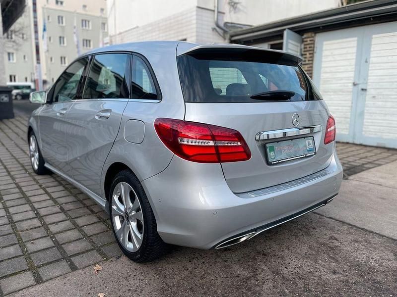 Gebraucht Mercedes B200 156 PS (114 kW) 2018 Silber Van / Kleinbus