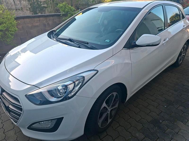 Gebraucht Hyundai i30 101 PS (74 kW) 2016 Weiß Limousine