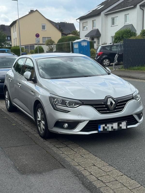 Silber Gebraucht 2016 Renault Mégane III Limousine | 9.500 € (Etwas zu teuer) - Bild 1/4