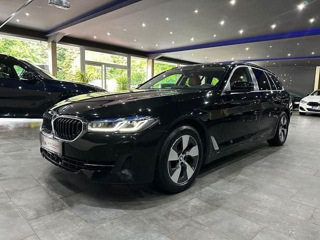 Schwarz ii Gebraucht 2022 BMW 520 Sport Line Kombi | 33.490 € (Guter Preis) - Bild 1/4