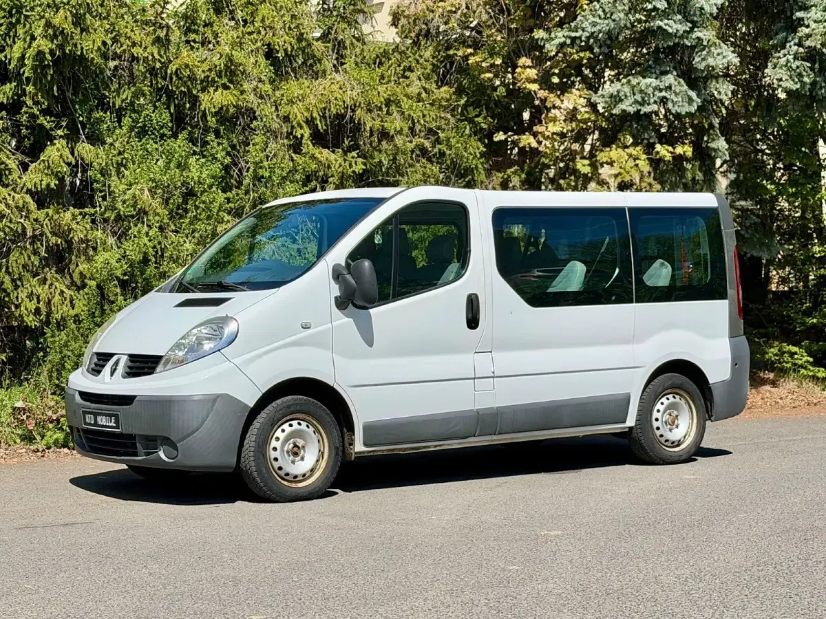 Second-hand Renault Trafic 90 CP (66 kW) 2011 Alb Monovolum