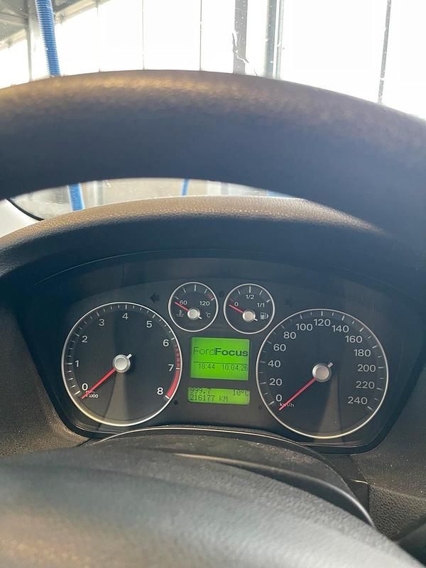 Gebraucht Ford Focus 101 PS (74 kW) 2005 Rot Limousine