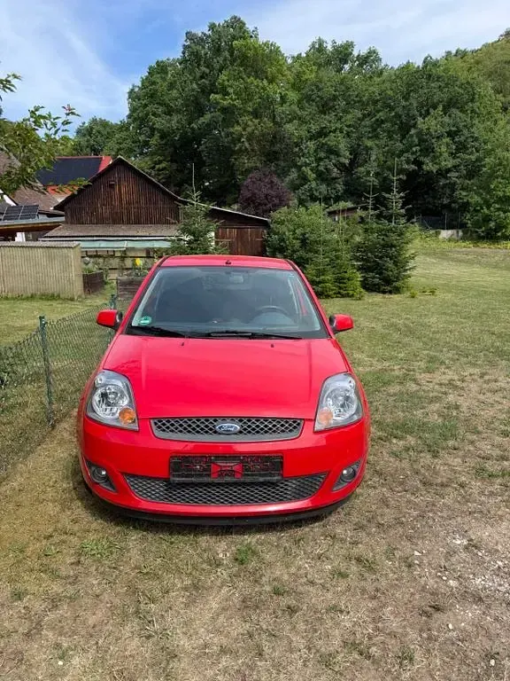 Gebraucht Ford Fiesta Ambiente 101 PS (74 kW) 2006 Rot Kleinwagen