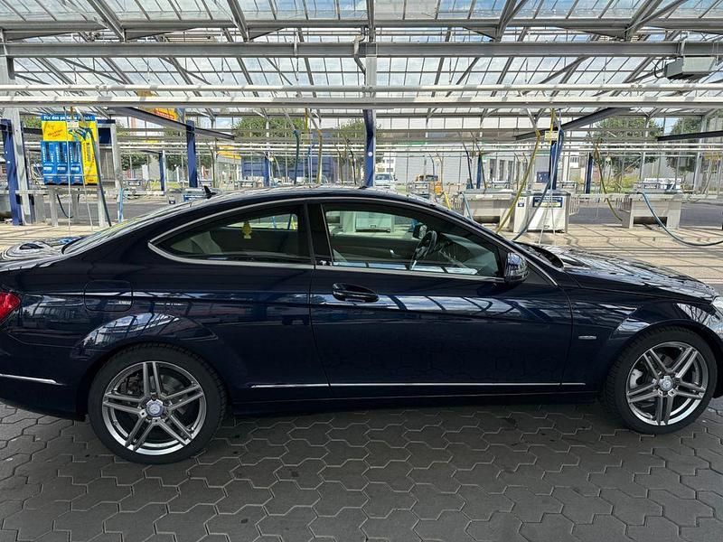 Gebraucht Mercedes C180 156 PS (114 kW) 2011 Blau Coupé