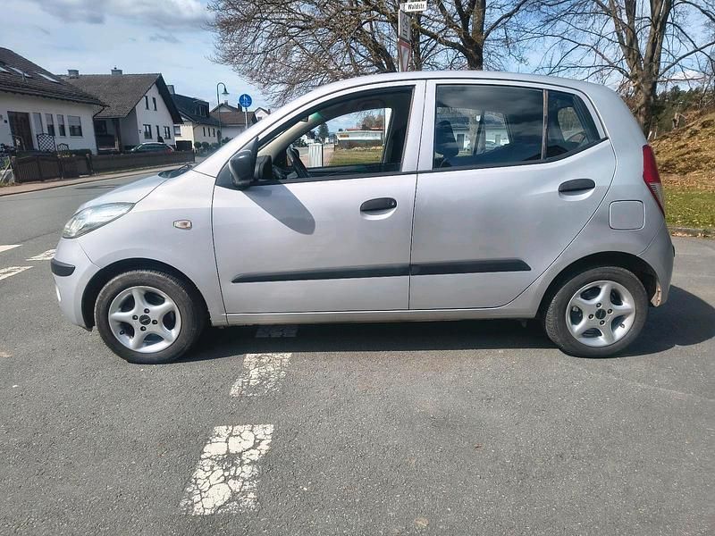 Gebraucht Hyundai i10 64 PS (47 kW) 2009 Silber Kleinwagen