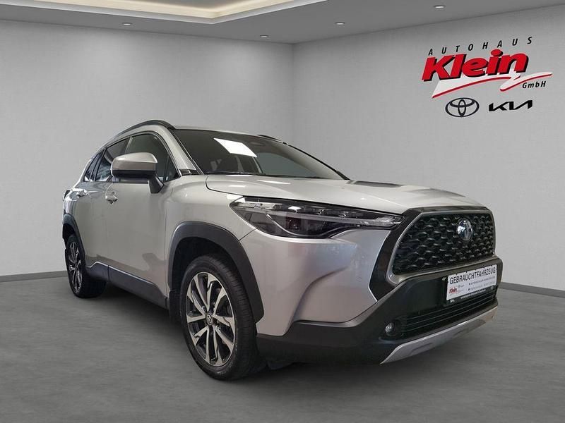Silber Gebraucht 2022 Toyota Corolla Cross Team SUV | 29.990 € (Fairer Preis) - Bild 1/4
