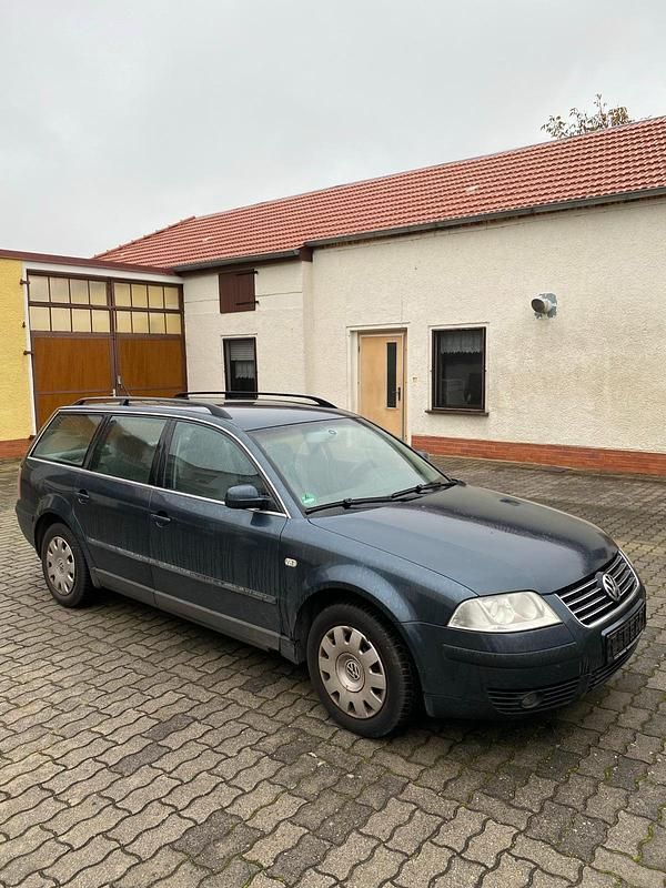 Grau Gebraucht 2002 VW Passat Kombi | 1.000 € (Fairer Preis) - Bild 1/4