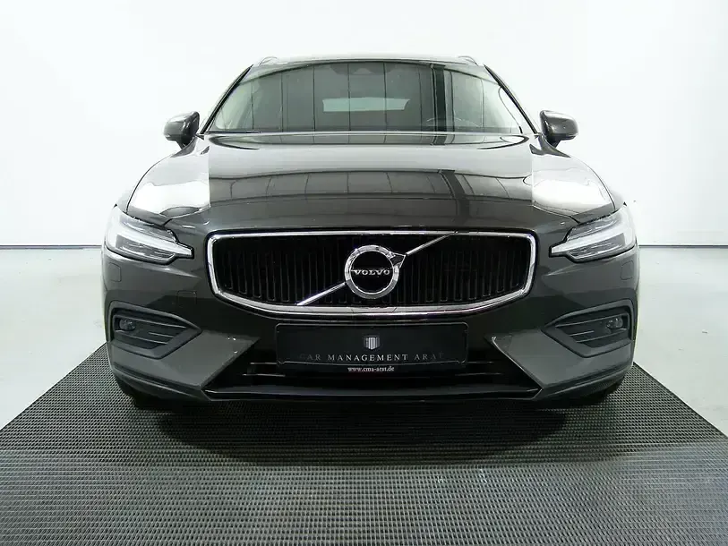 Gebraucht Volvo V60 Momentum 190 PS (139 kW) 2019 Pine grey (metallic) Kombi
