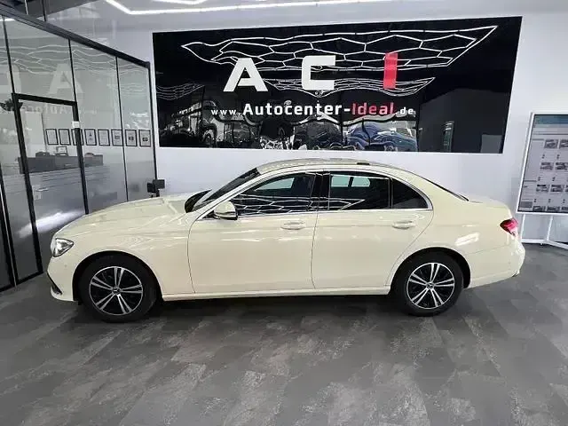Gebraucht Mercedes E220 Avantgarde 194 PS (142 kW) 2021 Andere Limousine