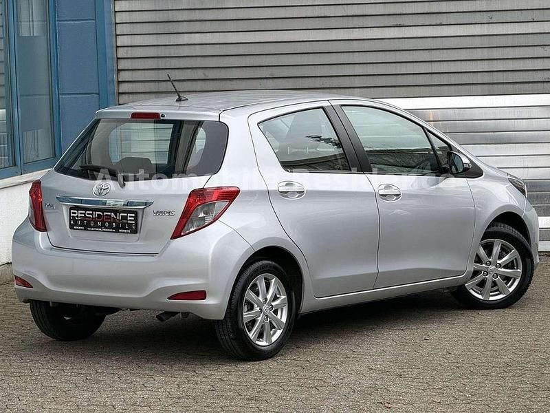 Gebraucht Toyota Yaris Executive 99 PS (72 kW) 2012 Silber Kleinwagen