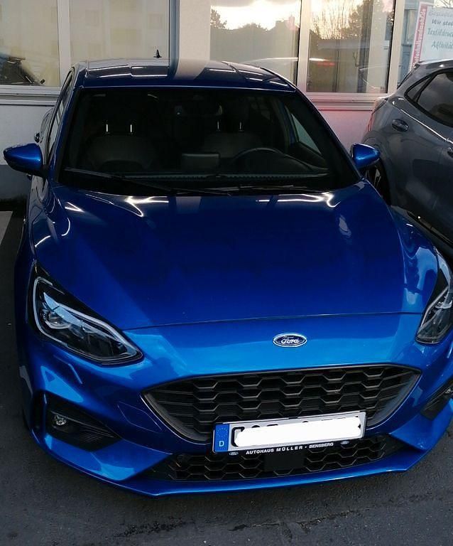 Blau Gebraucht 2018 Ford Focus ST-Line Limousine | 16.900 € (Teuer) - Bild 1/4