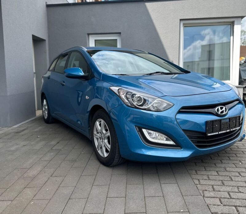 Blau Gebraucht 2012 Hyundai i30 Limousine | 7.390 € (Etwas zu teuer) - Bild 1/4