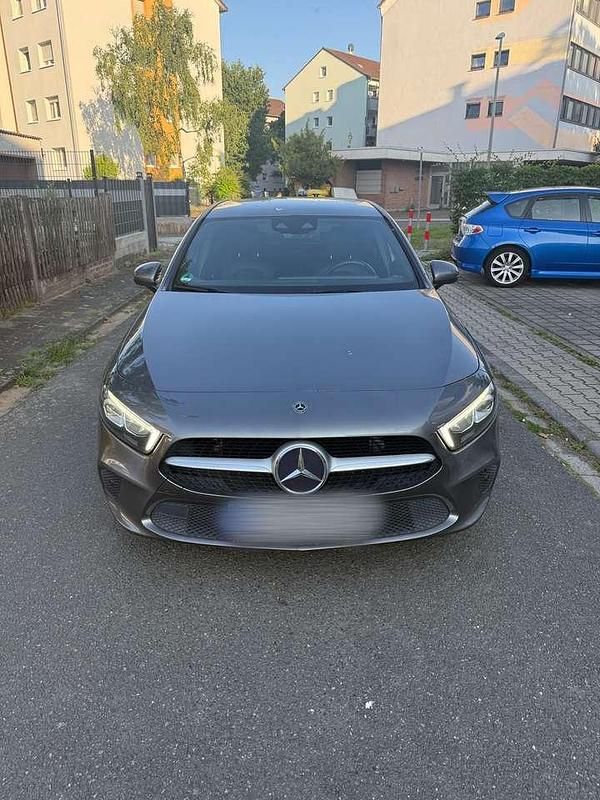 Grau Gebraucht 2018 Mercedes A180 Kleinwagen | 24.250 € - Bild 1/4