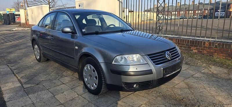 Grau Gebraucht 2003 VW Passat Basis Limousine | 1.890 € (Fairer Preis) - Bild 1/4