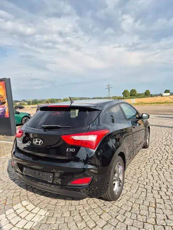 Gebraucht Hyundai i30 99 PS (72 kW) 2014 Phantom black / mic Coupé