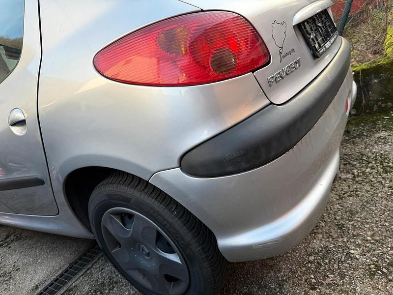 Gebraucht Peugeot 206 75 PS (55 kW) 2004 Grau Kleinwagen