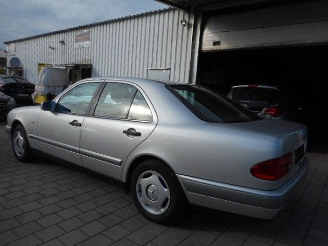 Gebraucht Mercedes E290 129 PS (94 kW) 1996 Silber Limousine