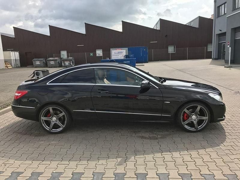 Gebraucht Mercedes E200 184 PS (135 kW) 2010 Schwarz Coupé