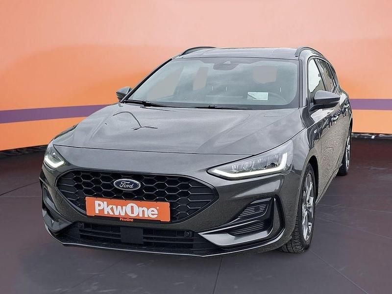 Magneticgrau (metallic) Gebraucht 2024 Ford Focus ST-Line Limousine | 22.980 € (Guter Preis) - Bild 1/4