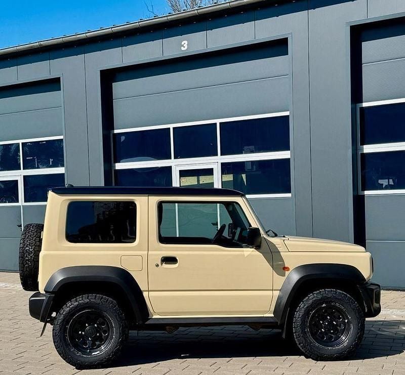Gebraucht Suzuki Jimny 102 PS (75 kW) 2024 Sahar beige SUV
