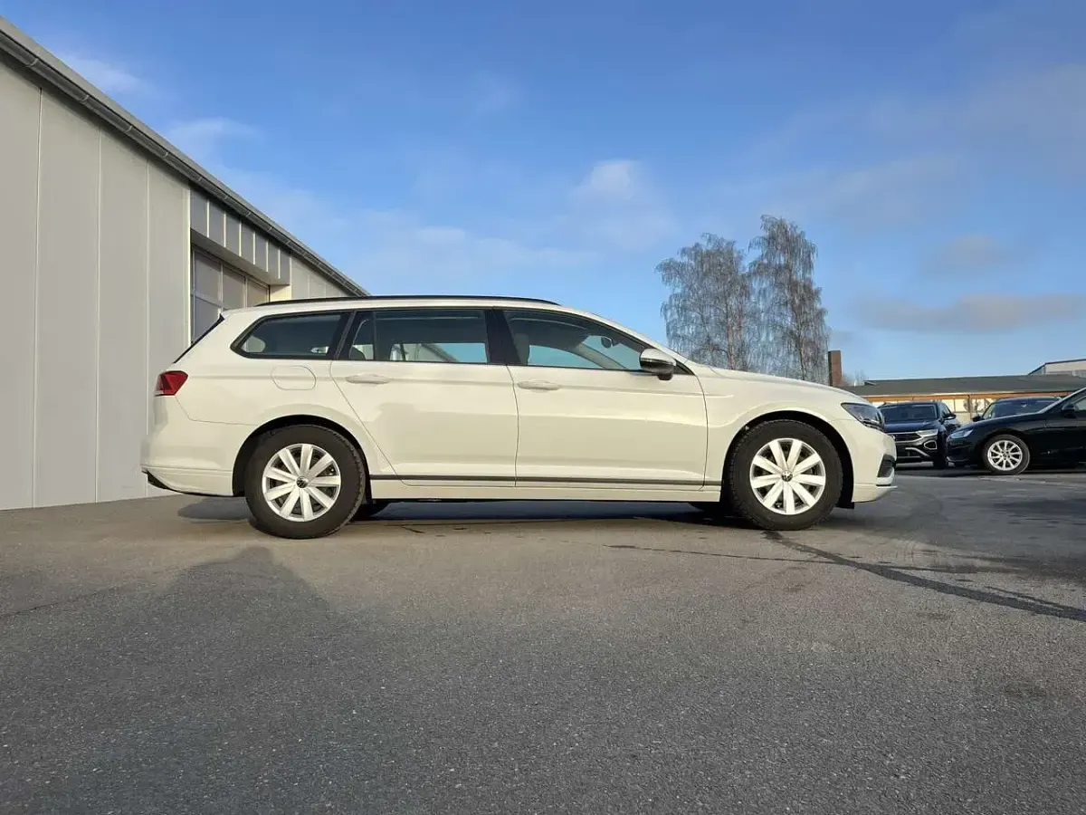 Używany VW Passat Conceptline 150 KM (110 kW) 2022 Biały Kombi
