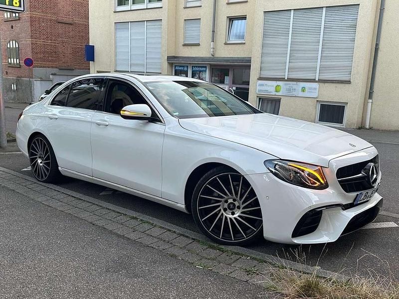Weiß Gebraucht 2018 Mercedes E220 AMG Limousine | 24.900 € (Superpreis) - Bild 1/4