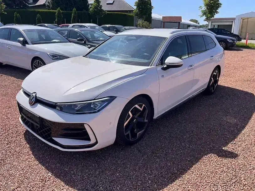 Gebraucht VW Passat R-line 150 PS (110 kW) 2025 Pure white Kombi