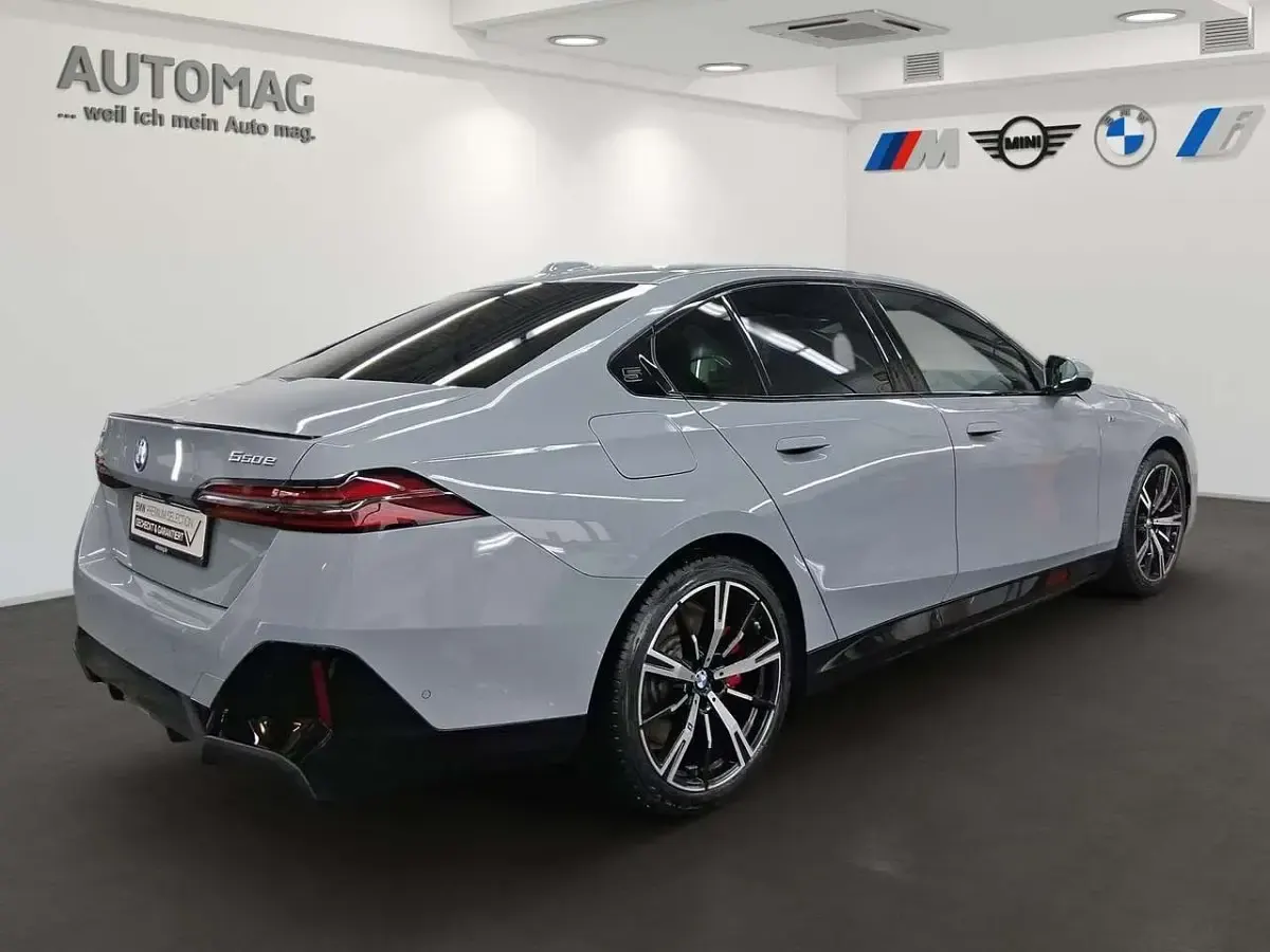 Gebraucht BMW 550e Performance 489 PS (359 kW) 2025 Brooklyn grau Limousine