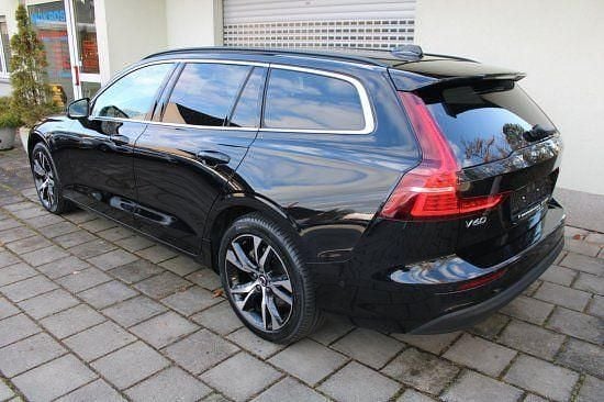 Gebraucht Volvo V60 Core 197 PS (144 kW) 2025 Onyxblack Kombi