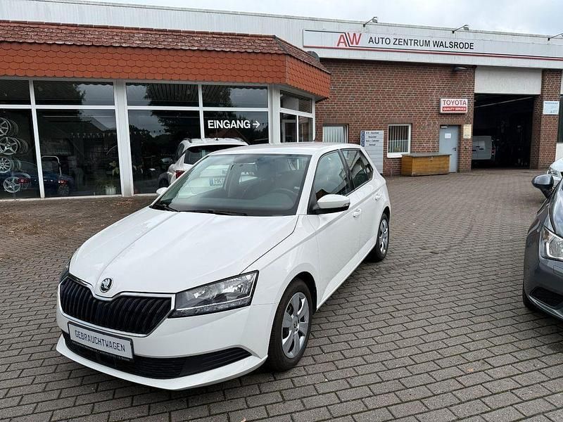 Weiß Gebraucht 2021 Skoda Fabia Ambition Limousine | 13.499 € (Fairer Preis) - Bild 1/4