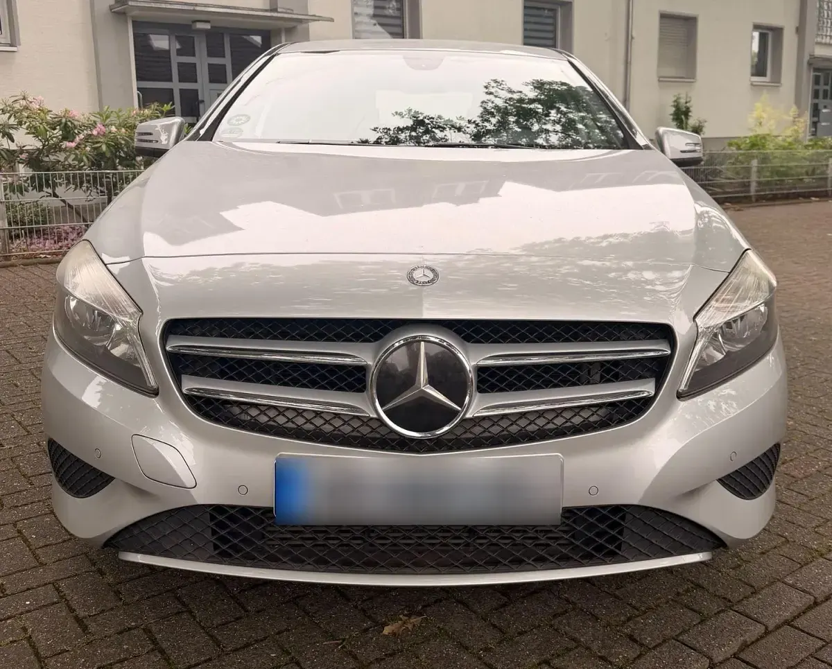 Gebraucht Mercedes A180 Urban 122 PS (89 kW) 2013 Silber Kleinwagen