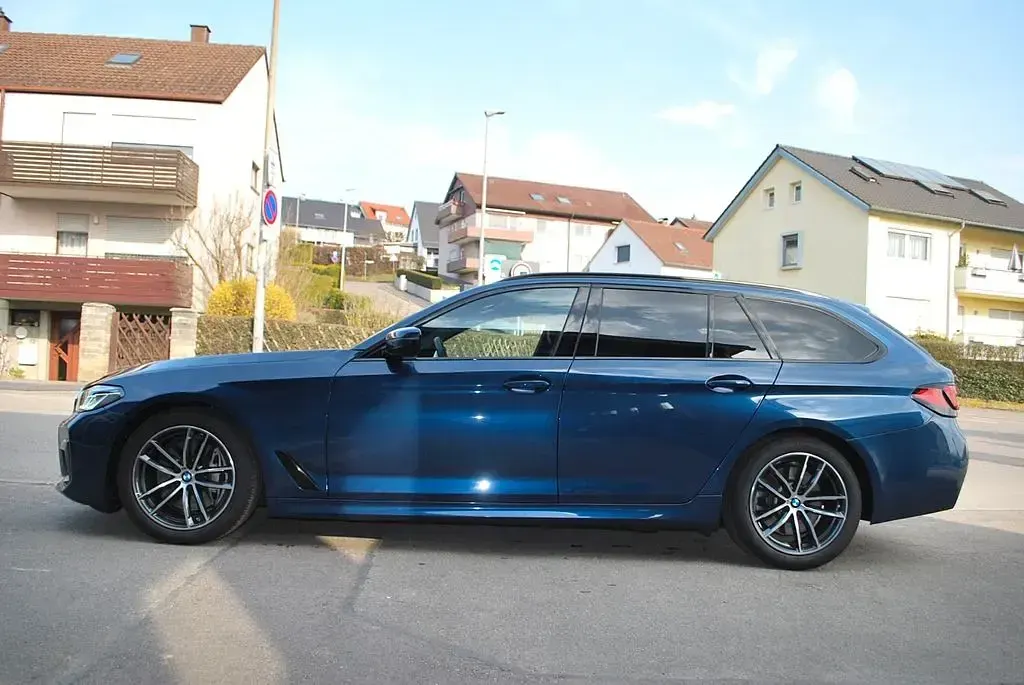 Gebraucht BMW 530 M Sport 286 PS (210 kW) 2023 Blau Limousine