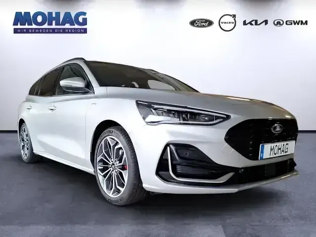 Używany Ford Focus ST-Line 125 KM (91 kW) 2022 Srebrny Sedan/Limuzyna
