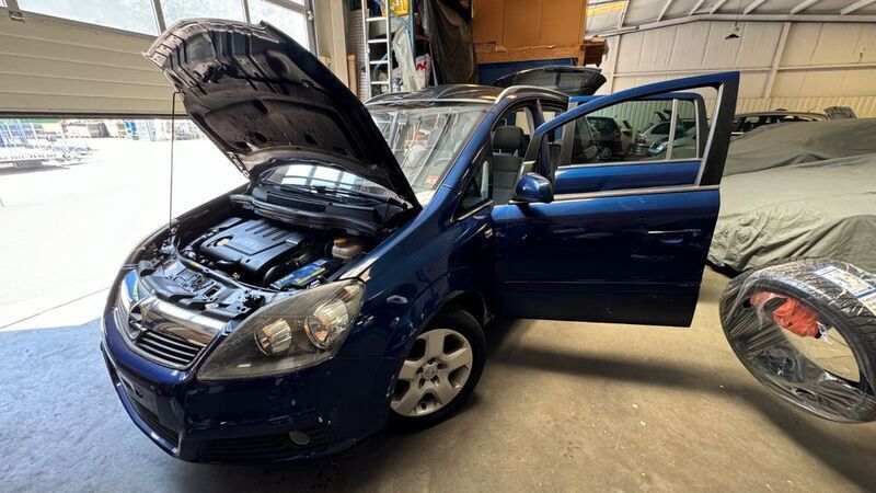 Blau Gebraucht 2007 Opel Zafira Van / Kleinbus | 989 € (Superpreis) - Bild 1/4