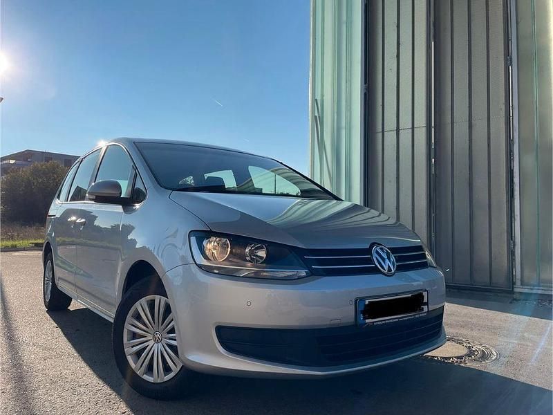 Silber Gebraucht 2015 VW Sharan Trendline Van / Kleinbus | 19.800 € (Guter Preis) - Bild 1/4