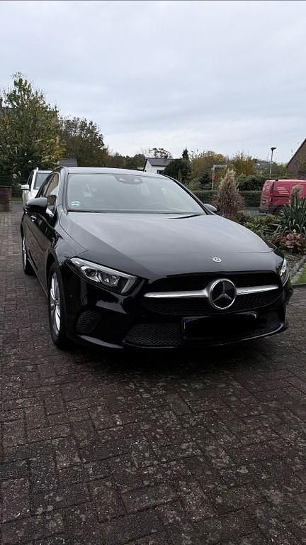 Schwarz Gebraucht 2019 Mercedes A180 Limousine | 19.750 € (Etwas zu teuer) - Bild 1/4